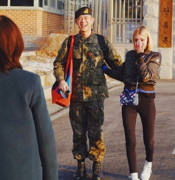 어제(17일) 빈지노 전역해 ‘꽃신’ 신은 여친 미초바의 힙한 일상