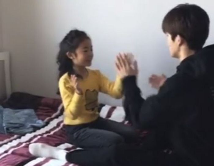 9살 막둥이 여동생이랑 ‘쎄쎄쎄’하며 놀아주는 ‘동생 바보’ 비아이