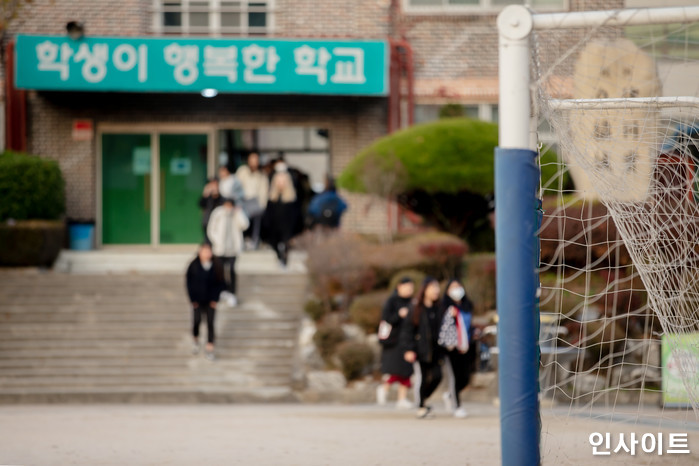 할아버지 선생님이 깊숙이 넣어둔 빨간색 정장을 꺼내든 가슴 뭉클한 이유