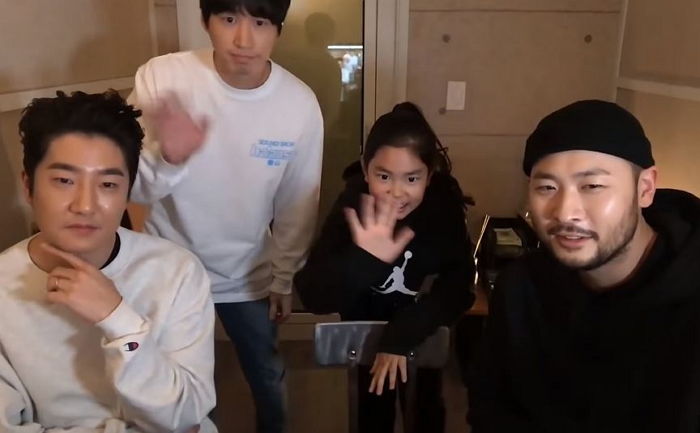 아빠 타블로 라이브 방송 깜짝 출연해 ‘원어민 발음’으로 영어 인사한 하루