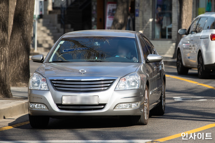 “나 바빠!” 할인마트 주차장 정 가운데 차 세우고 쇼핑하러 간 여성