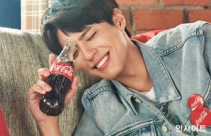 코카콜라, ‘국민남친’ 박보검의 ‘심쿵 유발’ 미소 담긴 광고 비하인드 컷 공개