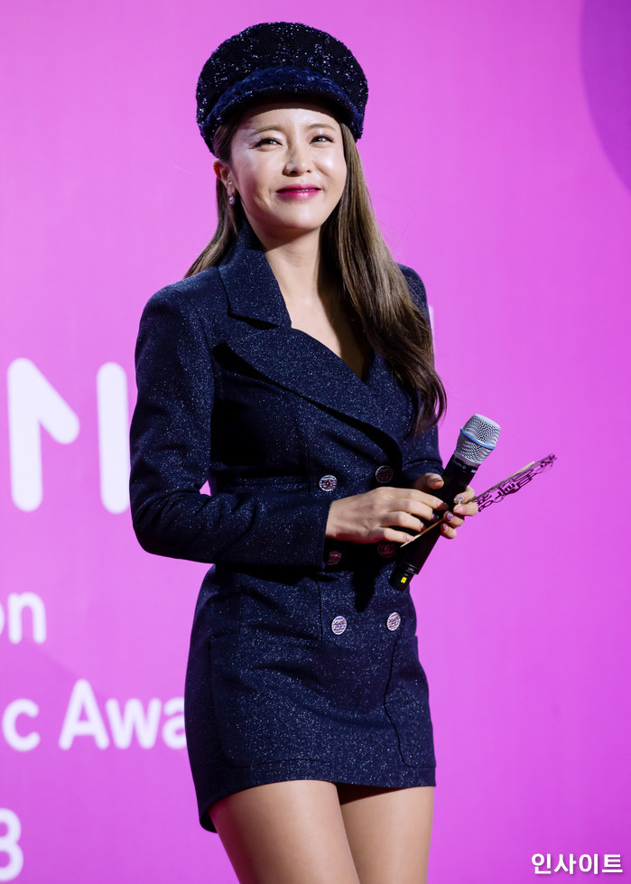 가수 홍진영이 1일 오후 서울 구로 고척 스카이돔에서 열린 '2018 멜론 뮤직 어워드'에 참석해 레드카펫을 밟고 있다. / 사진=고대현 기자 daehyun@