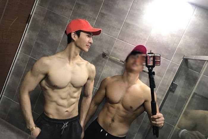 ‘10인분’씩 먹는데도 비현실적인 조각 복근 과시하는 ‘새신랑’ 밴쯔