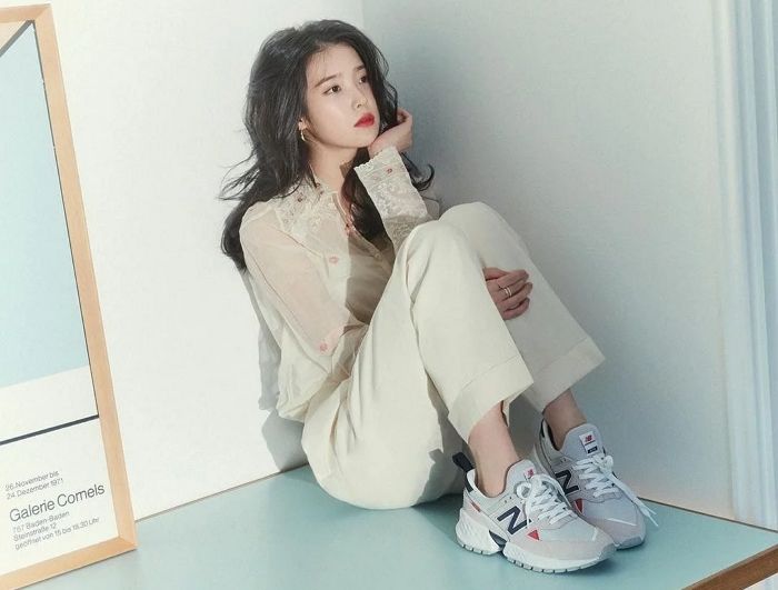 가슴까지 내려오는 긴머리로 새 화보서 역대급 ‘청순미’ 뽐낸 아이유