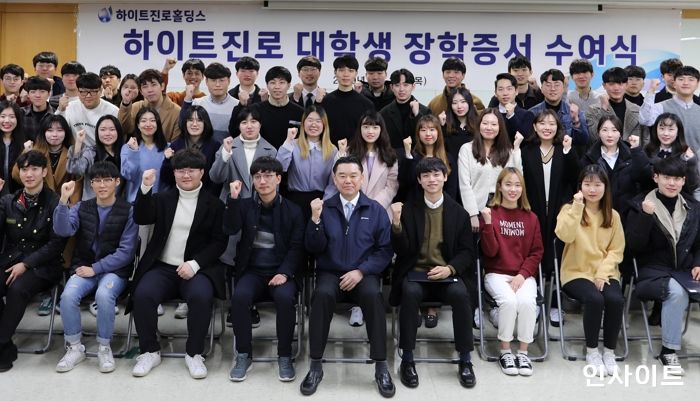 하이트진로홀딩스, 생계형 자영업자 자녀 103명에 장학금 지급