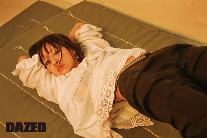 청청 패션으로 ‘허리 라인’ 드러내며 섹시미 뽐낸 ‘화보 장인’ 이효리