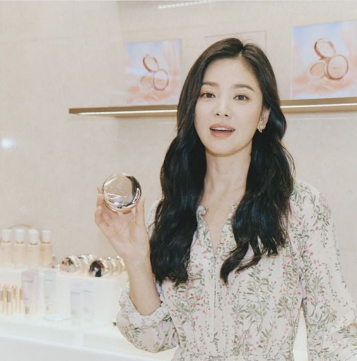 해외 행사서 ‘긴 웨이브 헤어+꽃무늬 원피스’로 청순 단아한 여신 미모 뽐낸 송혜교