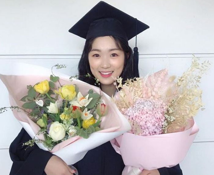 오늘(22일) 대학교 졸업하고 ‘상큼’ 터지는 학사모 인증샷 공개한 김혜윤