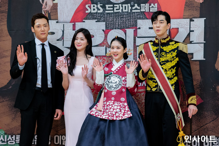 배우 최진혁 이엘리야 장나라 신성록이 20일 오후 서울 목동 SBS에서 열린 새 수목드라마 '황후의 품격' 제작발표회에 참석해 포즈를 취하고 있다. / 사진=고대현 기자 daehyun@