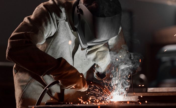 추운 겨울, 1월 한달 동안 ‘하루’도 안 쉬고 일한 용접공이 공개한 월급