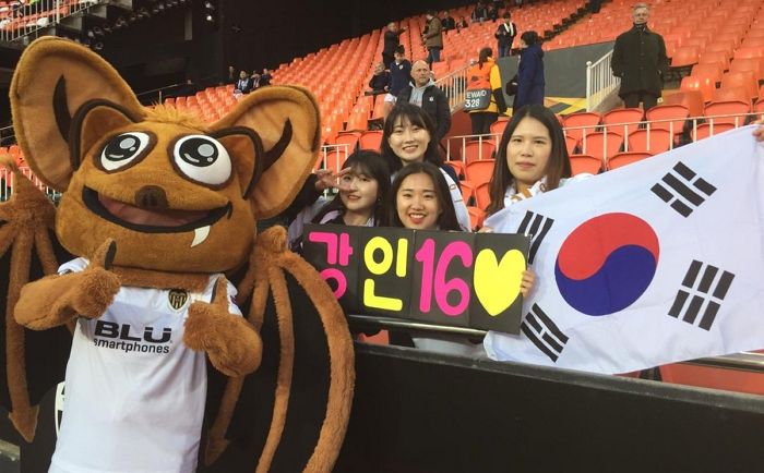 이강인 데뷔전 축하하려 스페인서 ‘태극기’들고 응원한 한국 소녀팬들
