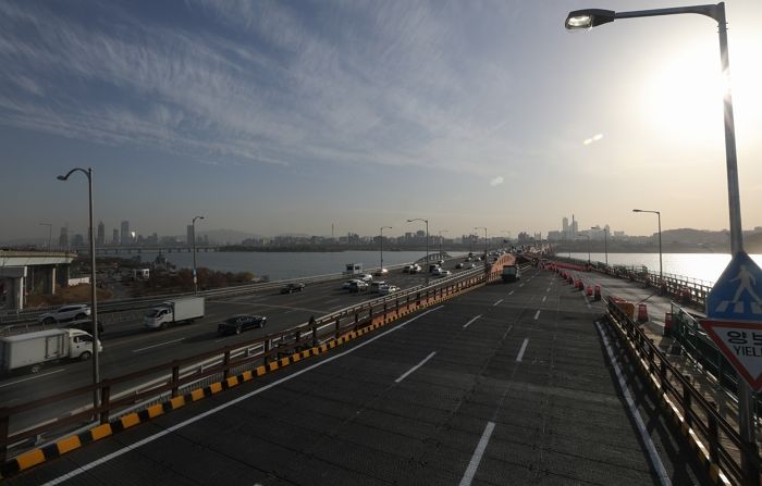 서울 마포구서 택시·쓰레기 수거차 충돌 후 하천으로 추락