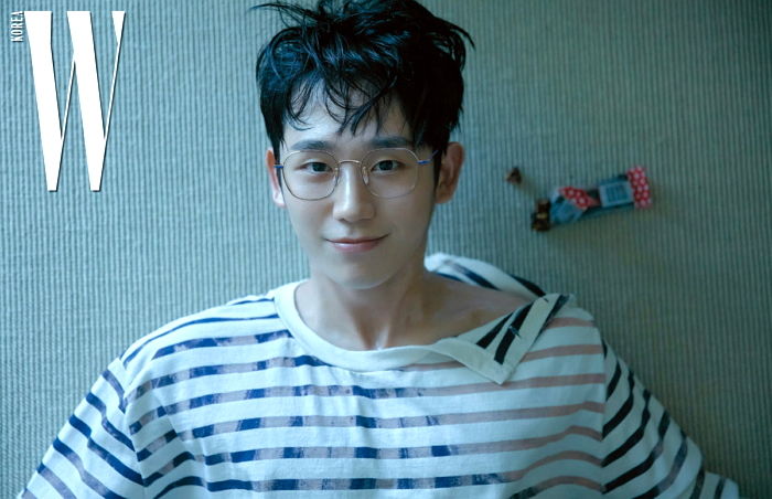 앞머리 내리더니 ‘캠퍼스물’ 남주 포스 뿜어내는 정해인 비주얼 근황