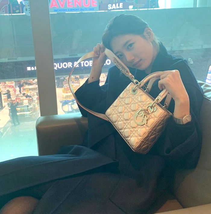 ‘530만원’짜리 디올 신상 백 구해 신난 수지