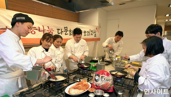 신세계푸드, 다문화가정 초청해 김치 요리교실 개최