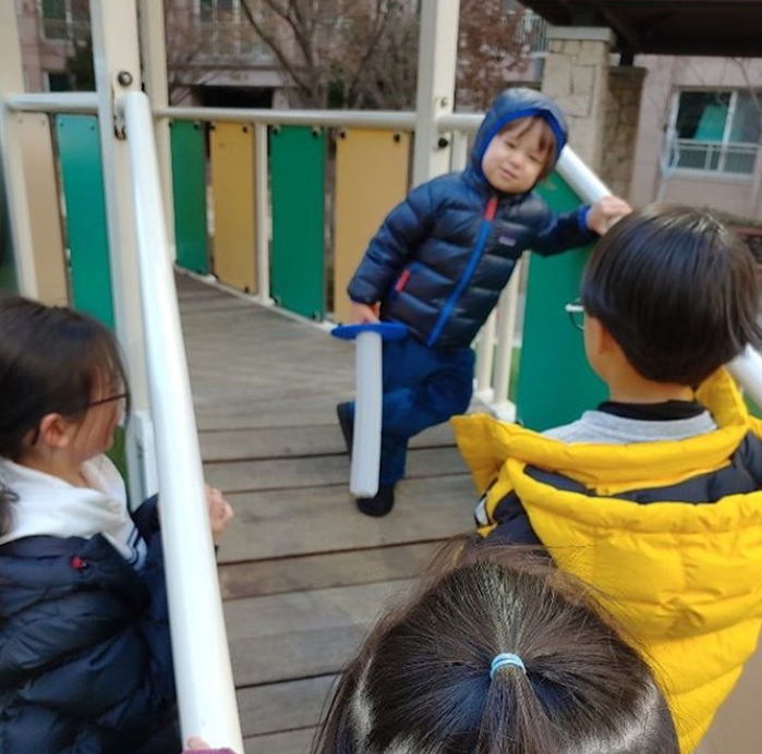 “나 꿀잼. 같이 좀 놀자”···‘거만’한 포즈로 자기랑 안놀아주는 형·누나 설득하는 윌리엄