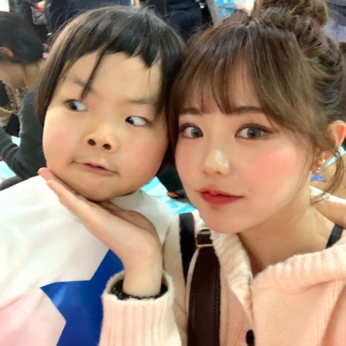 “이 표정 어디서 배워왔니ㅠ”···재롱잔치 뒤집어 놓은 ‘얼짱’ 홍영기 아들 재원이