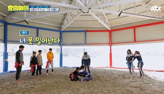 여자 씨름 선수에게 내동댕이(?) 당하며 펄럭거리는 ‘종이 인형’ 황광희