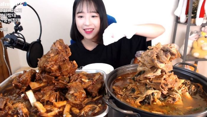 산더미처럼 쌓인 ‘감자탕’ 순삭하고 ‘볶음밥’까지 해 먹은 쯔양