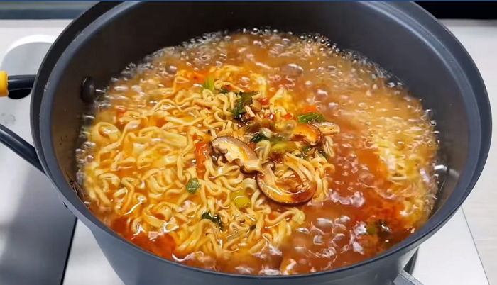 튀기지 않은 ‘신개념 면발’로 보름 만에 ‘300만개’ 팔아치운 신라면 건면