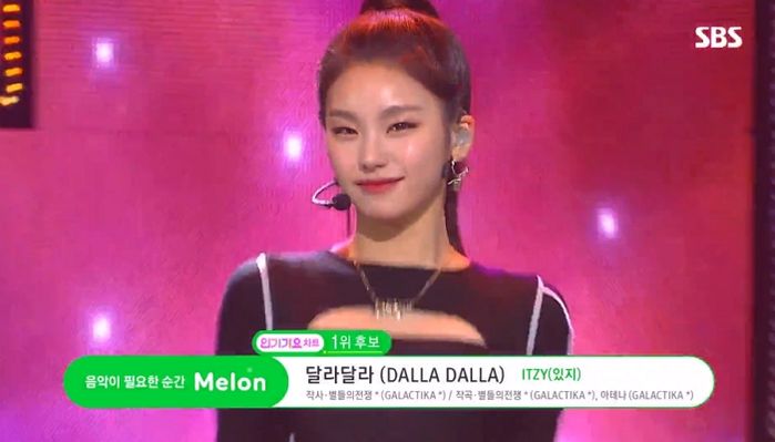 인기가요서 ‘크롭티+포니테일’ 스타일링하고 시크·섹시미 발산한 ‘ITZY’ 예지