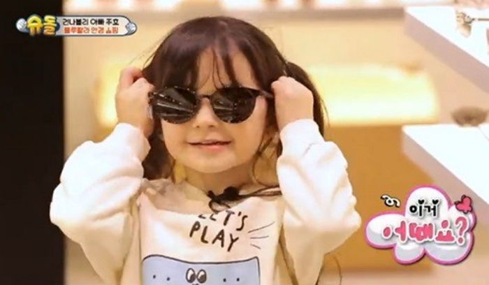 시력 검사하는 아빠 걱정돼 손등에 뽀뽀한 ‘아빠 바라기’ 나은