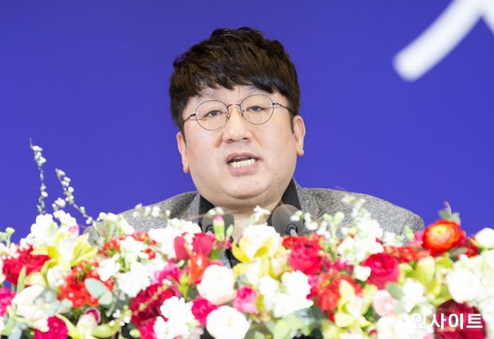 “방탄 핫하죠? 그래서 자랑하고 싶어요”···모교 서울대 졸업 축사하며 ‘방탄’ 뽐낸 방시혁