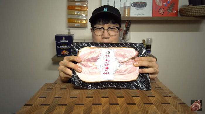 혼자 삼겹살 먹방 찍을 수 있는 ‘가성비甲’ 홈플러스 훈제 통구이 삼겹살