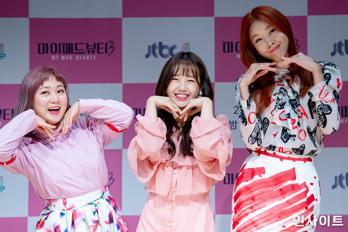 박나래 최유정 한혜진이 26일 오후 서울 상암 jtbc4 예능 '마이 매드 뷰티3' 제작발표회에 참석해 포즈를 취하고 있다. / 사진=고대현 기자 daehyun@