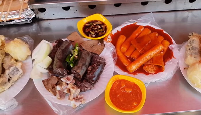 “순대를 떡볶이 국물에 찍어먹는 제게 남친이 ‘개밥’처럼 먹지 말래요”