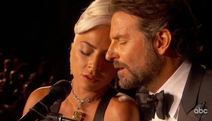 빼박 ‘썸’이라고 팬들 사이서 난리 난 브래들리 쿠퍼♥레이디 가가 꿀 떨어지는 무대 영상