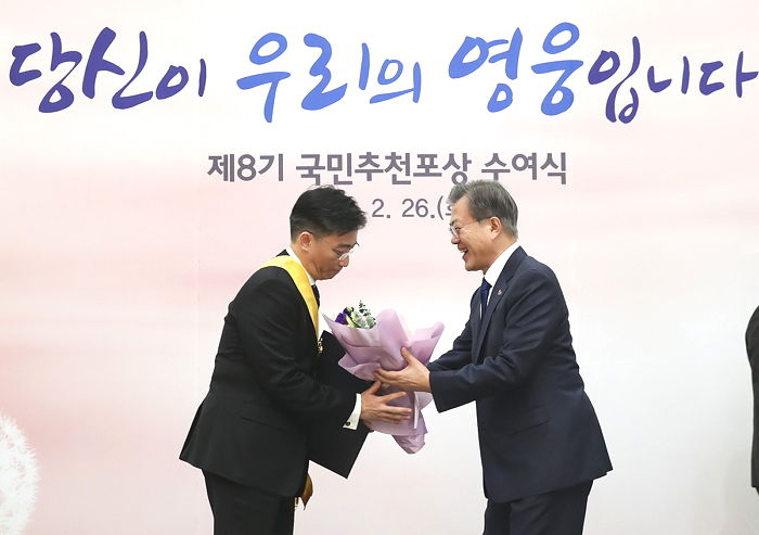 이국종 교수, 국민 추천 받아 국민훈장 최고 등급인 ‘무궁화장’ 받았다
