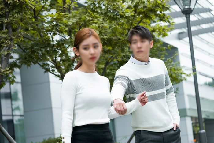 “직장에서 솔로인 ‘척’ 제 얘기 안 하는 남자친구가 너무 서운합니다”