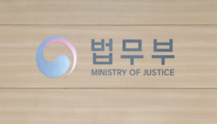 “정부, 만 18세만 돼도 성인으로 인정하는 법 개정 검토한다”