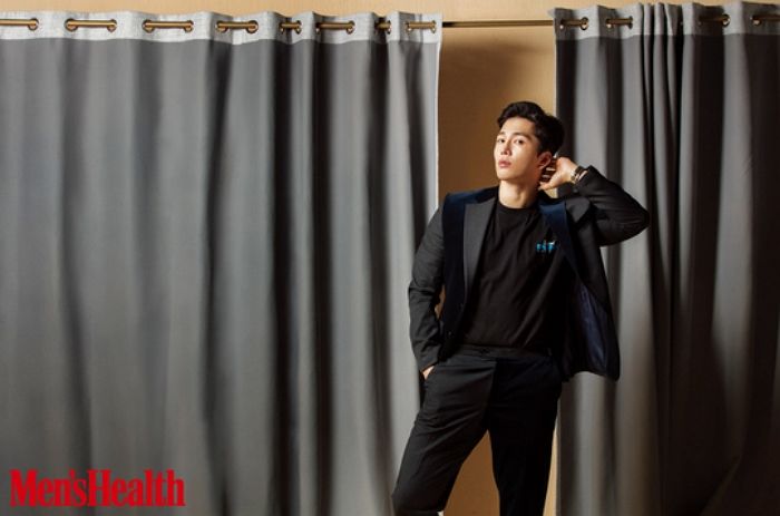 화보에서 반전 ‘역삼각형 근육질’ 몸매 공개한 ‘SKY 캐슬’ 조선생