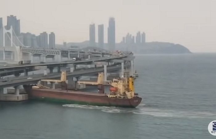 부산 광안대교 밑 무리해서 지나가려다 다리 부수고 도망간 러시아 화물선