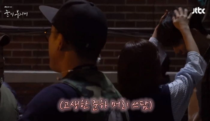 ‘쪼꼬미’ 한지민이 머리 쓰다듬자 고개 숙여 키 맞춰주는 ‘188cm’ 남주혁