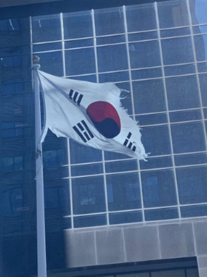 미국 한 도시에 찢어진 채 걸려 있던 태극기가 극적으로 교체된 감동적인 사연