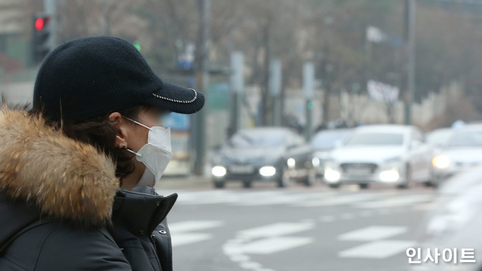 “실내 데이트 즐기세요” 토요일인 내일(2일)도 포근하나 미세먼지는 ‘최악’