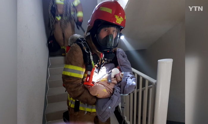 목숨 걸고 ‘불길’ 속으로 뛰어 들어가 갓난아기 품에 안고 나오는 소방관의 ‘눈빛’