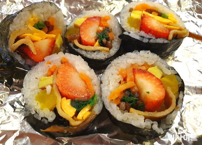 ‘새콤달콤+짭짤’한 맛으로 봄나들이 도시락 메뉴에 찰떡궁합(?)인 ‘딸기 김밥’