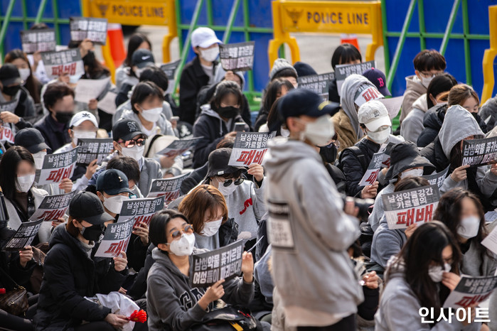 “약물 이용 성범죄 철저히 수사하라” 혜화역 약물범죄 규탄 대규모 집회에 참가한 여성들