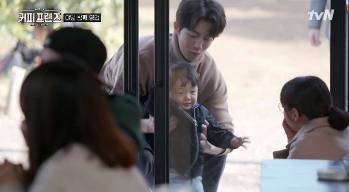 아장아장 걷는 아기 손님 따라다니며 세상 다정하게 챙겨주는 남주혁