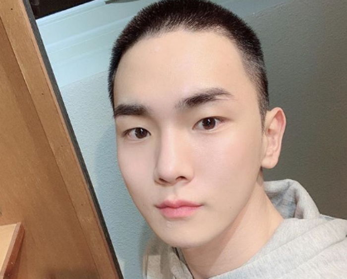 입대 하루 앞두고 팬들에게 진심 담은 ‘손편지’ 공개한 샤이니 키