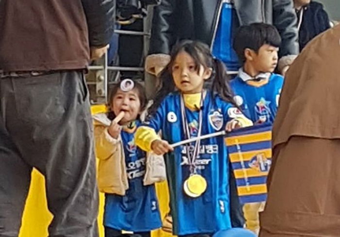 ‘미세먼지 폭탄’인 날에 아빠 박주호 응원하려 경기장 쫓아간 ‘뽀시래기’ 건후