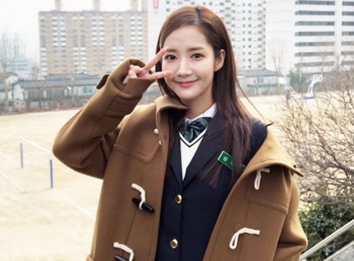 “하이킥 보는 줄”···여전히 10대 같은 비주얼로 교복 찰떡 소화한 올해 ‘34살’ 박민영