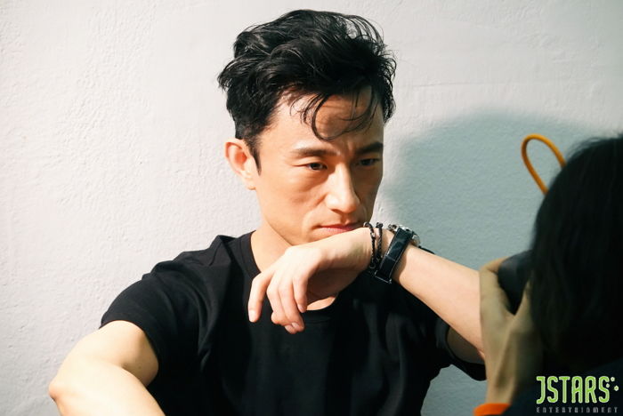 데뷔 후 첫 단독 화보 촬영장서 치명적인 매력 뽐내는 ‘파국이’ 김병철