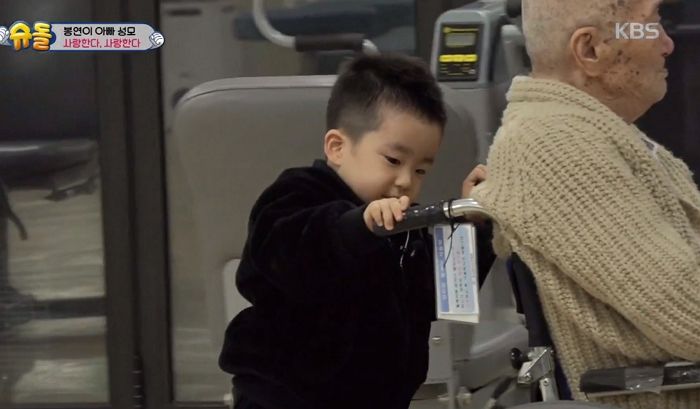 고사리손으로 눈물 흘리는 할아버지 휠체어 밀어주는 ‘천사’ 봉연이