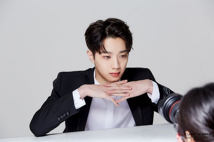 몸에 착 달라붙는 ‘검은색 슈트’ 입고 전국 누나 팬 설레게 만든 ‘19살’ 라이관린